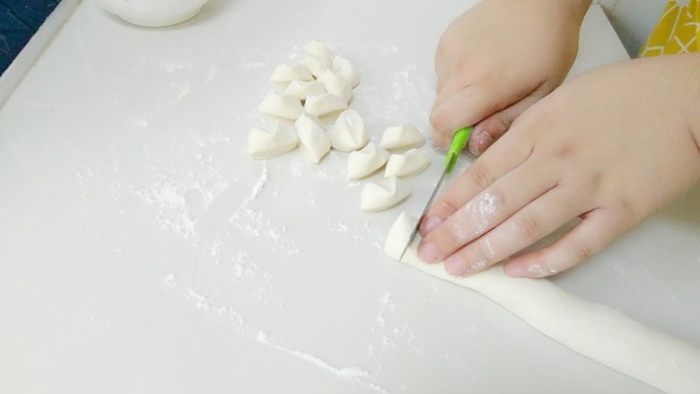 家常韭菜鸡蛋水饺（付饺子皮详细教程）,面团醒30多分钟，搓成长条，然后切出小剂子。