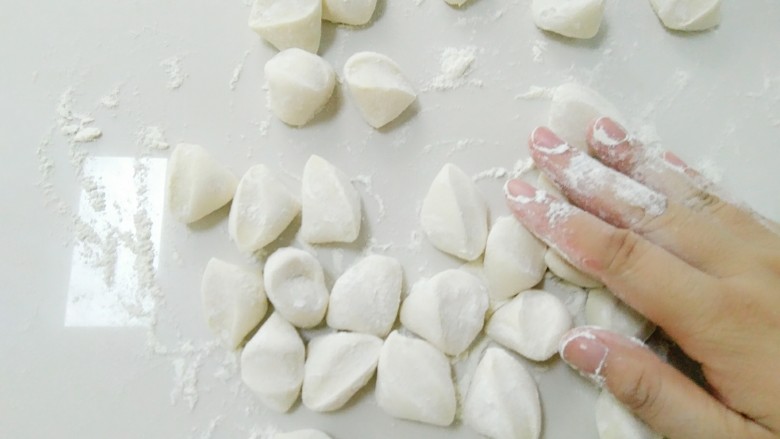 家常韭菜鸡蛋水饺（付饺子皮详细教程）,撒上干面粉，防止粘连及风干。