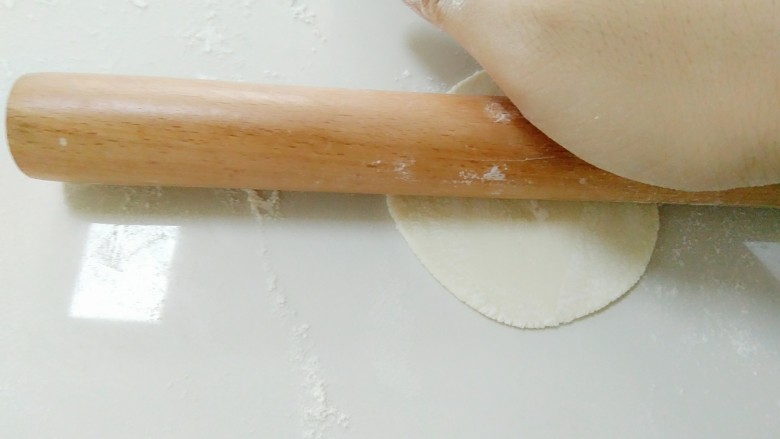 家常韭菜鸡蛋水饺（付饺子皮详细教程）,擀成薄片，素馅的皮，可以比肉馅的皮，稍薄些。