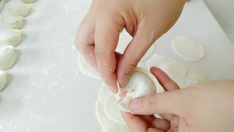 家常韭菜鸡蛋水饺（付饺子皮详细教程）,对折，元宝造型出来啦！