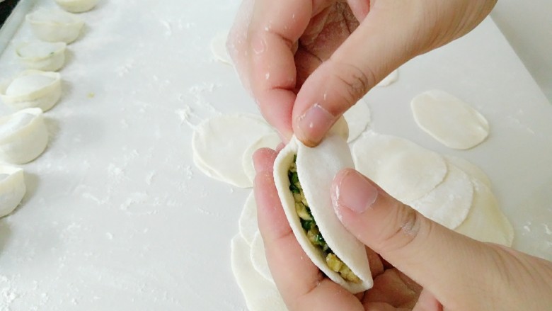 家常韭菜鸡蛋水饺（付饺子皮详细教程）,其实饺子，造型越简单，包入的陷就越多。