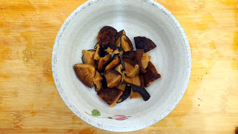 超好吃的家常花菇土豆焖排骨,花菇如图所示切成小块，备用！