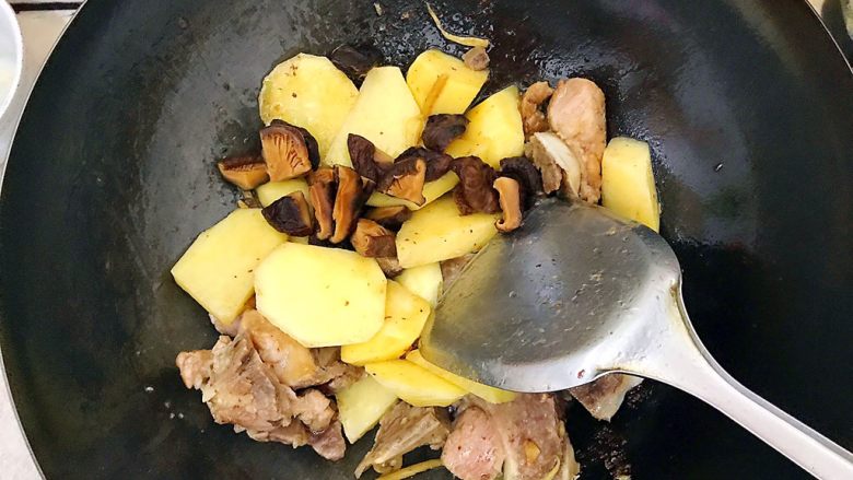 超好吃的家常花菇土豆焖排骨,再加入花菇，继续翻炒片刻！