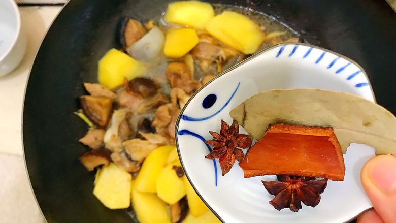 超好吃的家常花菇土豆焖排骨,加入八角，桂皮，香叶！