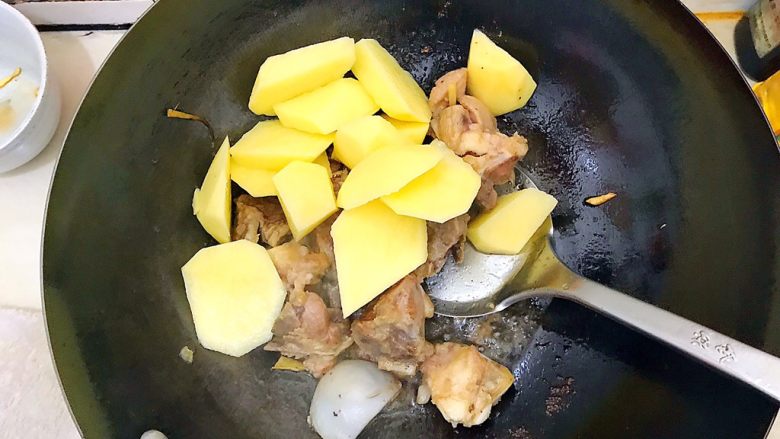 超好吃的家常花菇土豆焖排骨,翻炒几下之后加入土豆！