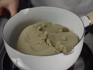 绿豆水羊羹,首先制作绿豆沙。用300g绿豆可以做出600g绿豆沙。绿豆煮熟，滤水，将绿豆过一遍筛子，去掉绿豆皮，再加糖炒干。或者用料理机。