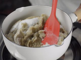 绿豆水羊羹,加200g糖，煮7、8分钟，变成黏糊糊的豆沙，冷藏一夜。
