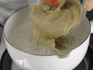 绿豆水羊羹,加入豆沙。