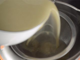 绿豆水羊羹,豆沙和水搅拌均匀后过筛。