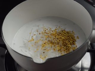 绿豆水羊羹,等待豆沙羊羹晾凉的时候来制作白色层。椰浆也可以换成牛奶、桂花茶等等。200ml水加2g琼脂和少量桂花煮开。