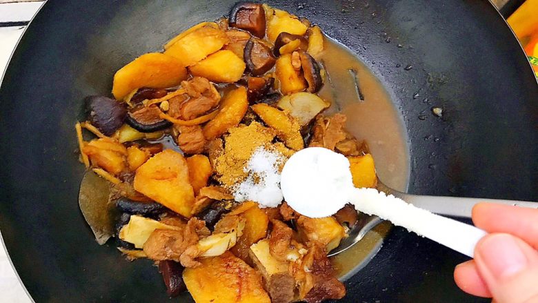 超好吃的家常花菇土豆焖排骨,加两小勺白糖！