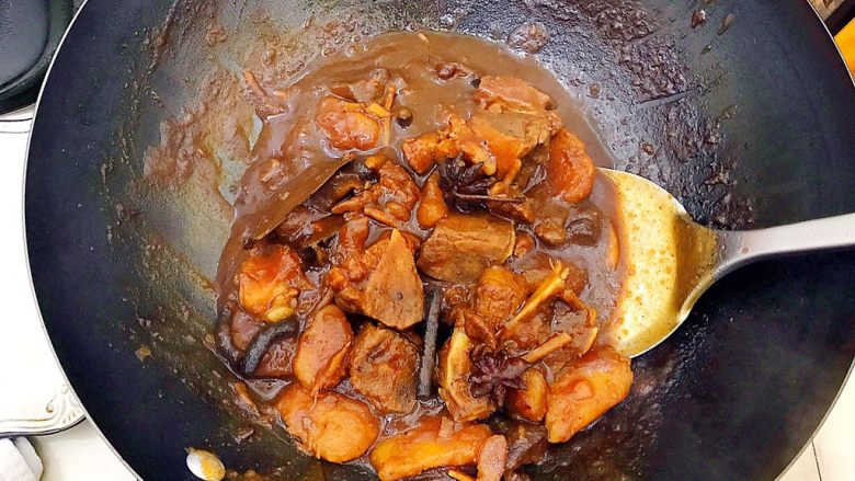 超好吃的家常花菇土豆焖排骨,开锅盖，大火稍微收一下汁，即可！
不要全部收干汤汁，用来拌米饭可是非常好吃的哦！