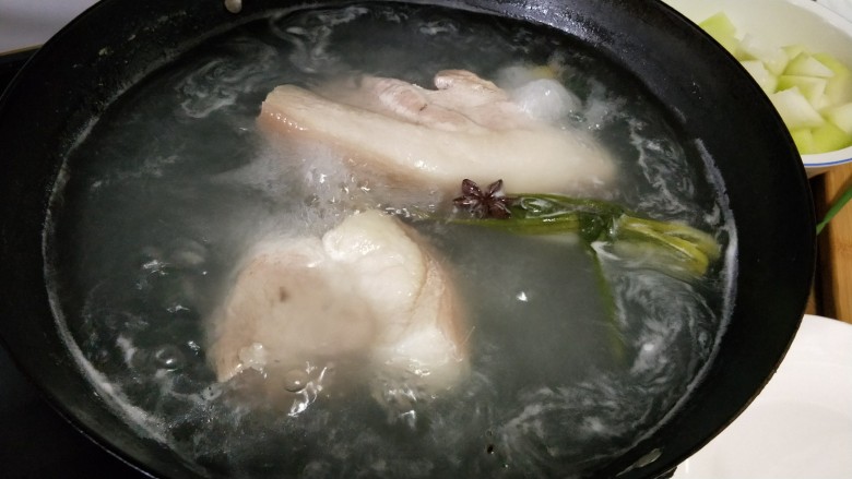剁椒蒜泥白肉,煮好的肉用筷子可以轻松插过，然后捞出放凉