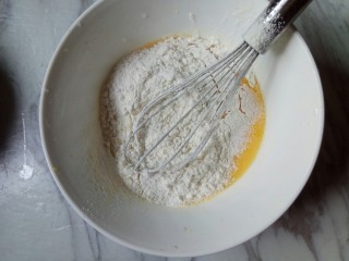 芒果酸奶慕斯,面粉过筛加入蛋黄液里面