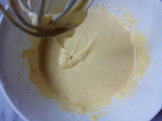 芒果酸奶慕斯,搅拌至提起低落有纹路且消失缓慢