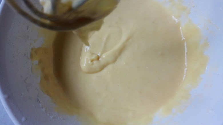 芒果酸奶慕斯,搅拌至提起低落有纹路且消失缓慢