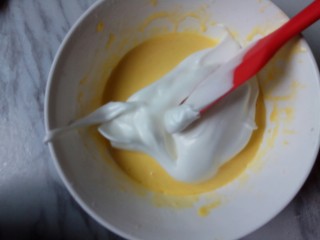 芒果酸奶慕斯,加入三分之一蛋白霜翻拌均匀