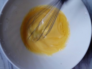 芒果酸奶慕斯,蛋黄加入水和玉米油后搅拌到表面无玉米油
