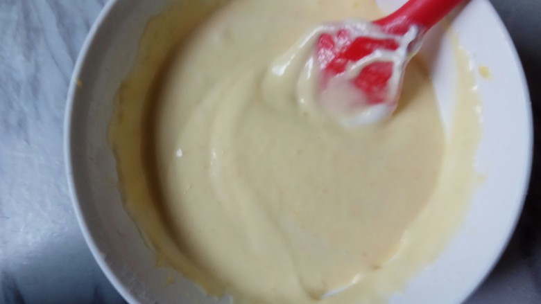 芒果酸奶慕斯,加入三分之一蛋白霜翻拌均匀