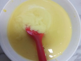 芒果酸奶慕斯,加入吉利丁液后搅拌均匀