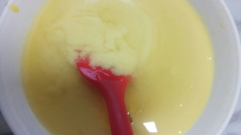 芒果酸奶慕斯,加入吉利丁液后搅拌均匀
