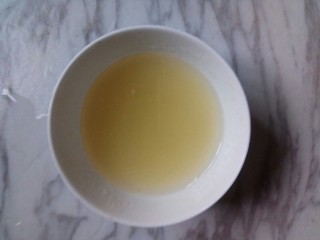 芒果酸奶慕斯,吉利丁粉加入水后搅拌至无颗粒后静止5分钟后隔水融化