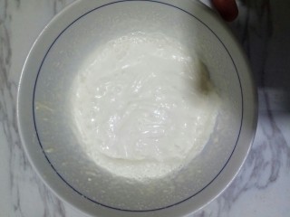 芒果酸奶慕斯,淡奶油打发至酸奶状