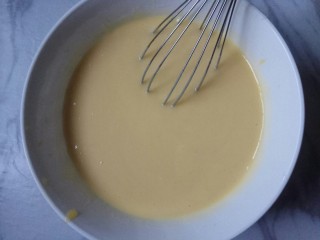 芒果酸奶慕斯,酸奶加入芒果泥和糖搅拌均匀