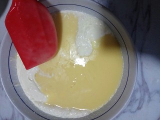 芒果酸奶慕斯,芒果糊一次性倒入淡奶油翻拌均匀