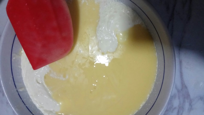 芒果酸奶慕斯,芒果糊一次性倒入淡奶油翻拌均匀