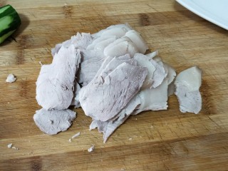 剁椒蒜泥白肉,煮好的肉放凉后切薄片，多薄取决于刀功