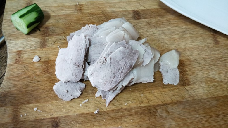 剁椒蒜泥白肉,煮好的肉放凉后切薄片，多薄取决于刀功