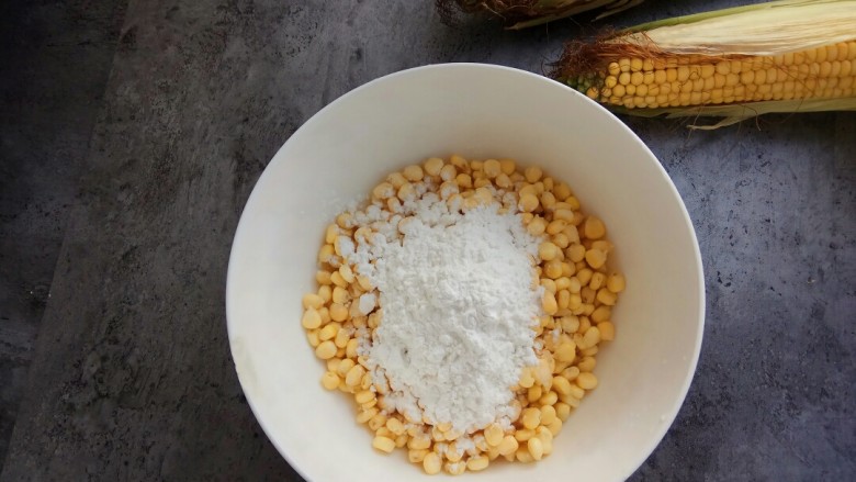 玉米烙,淀粉拌入玉米粒中