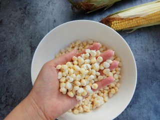 玉米烙,每一颗玉米身上都要裹上干淀粉
