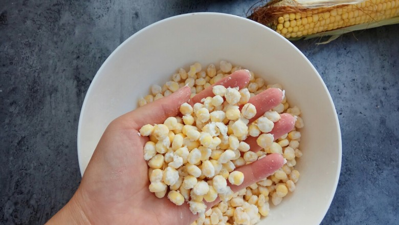 玉米烙,每一颗玉米身上都要裹上干淀粉
