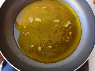 玉米烙,锅里倒入一碗食用油，烧热后倒入小碗中，锅里留一点点油