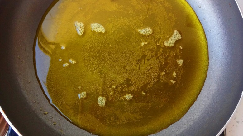 玉米烙,锅里倒入一碗食用油，烧热后倒入小碗中，锅里留一点点油