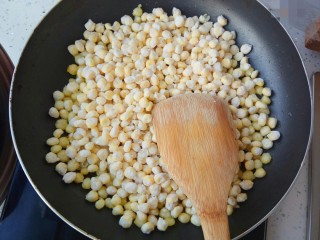 玉米烙,用勺子轻轻的把玉米粒弄匀