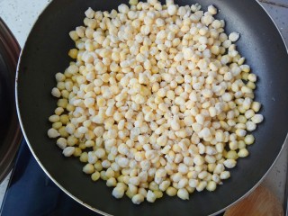 玉米烙,倒入拌好的玉米粒