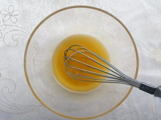 广式蛋黄月饼,转化糖浆加入花生油，搅拌均匀至微微发白状态。