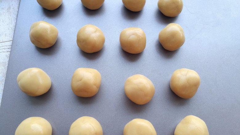 广式蛋黄月饼,把醒发好的饼皮面团分成每个15g的小剂子。