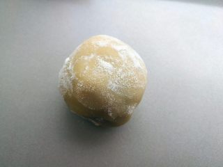 广式蛋黄月饼,压模前抹上少许干粉。