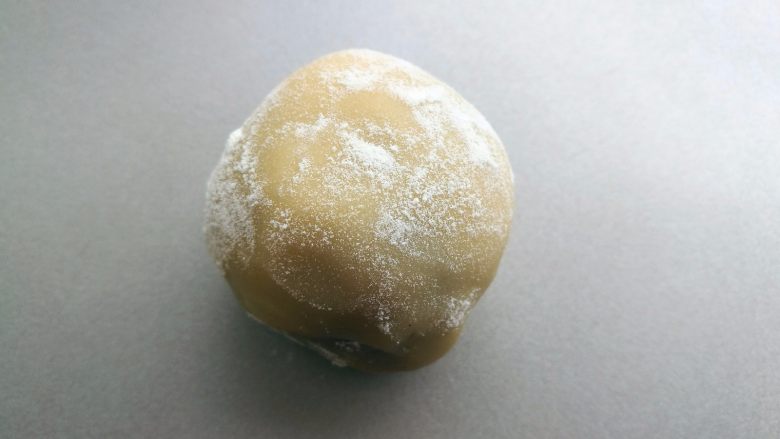 广式蛋黄月饼,压模前抹上少许干粉。