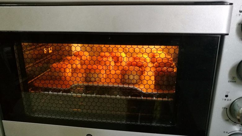 广式蛋黄月饼,放入预热好的烤箱180度烤5分钟定型后取出。