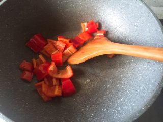 菠萝咕咾肉,锅中少油，将红椒炒至断生即可，盛出备用。