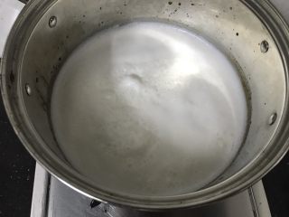 椰漿芒果布丁,煮至糖融化，奶液沸騰起來