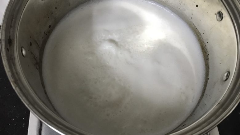 椰浆芒果布丁,煮至糖融化，奶液沸腾起来