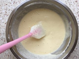 酸奶蓝莓松饼【无泡打粉版】,拌好的蛋糊称流动的粗线状态；