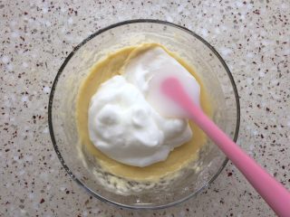 酸奶蓝莓松饼【无泡打粉版】,分2/1蛋白加入面糊里，翻拌或是切拌的手法拌均匀；