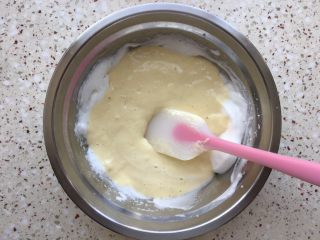 酸奶蓝莓松饼【无泡打粉版】,倒入剩下的蛋白里，用同样的手法拌均匀；